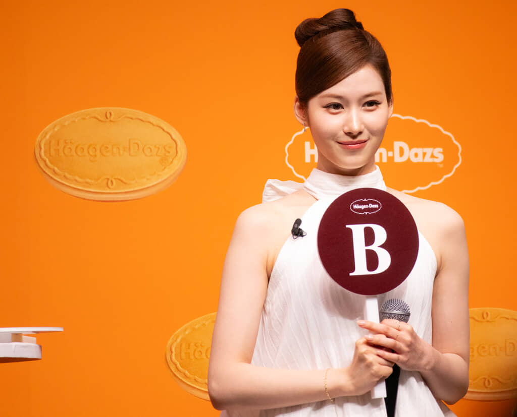 クイズに回答するSANAさん（編集部撮影）