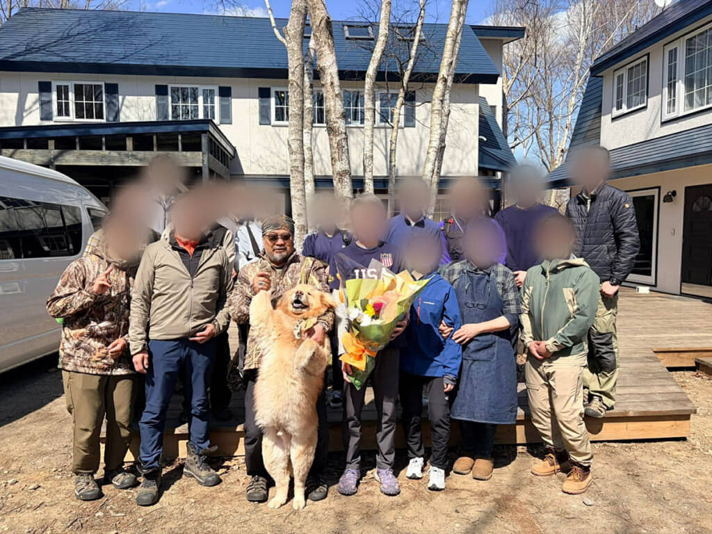 家族の記念写真に写っているワンコ