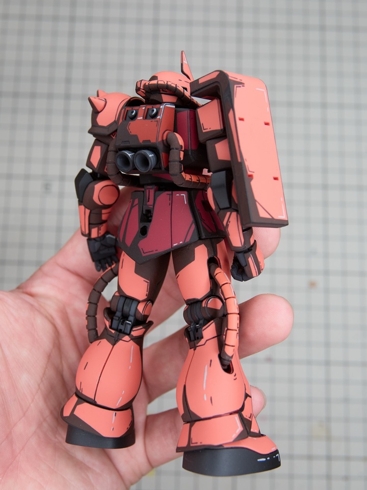 塗装後の「シャア専用ザクII」を背面から撮った写真