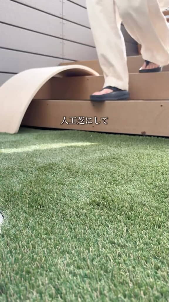 樹脂製デッキと人工芝で“キレイ”を保つ
