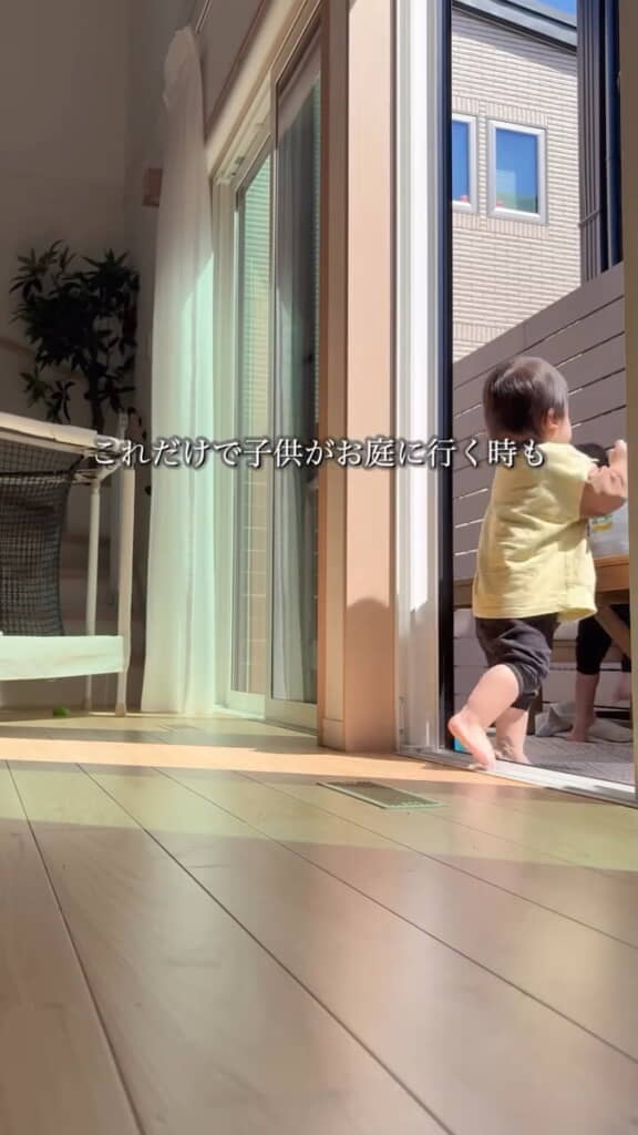 小さな子どもが自分で庭に出られる
