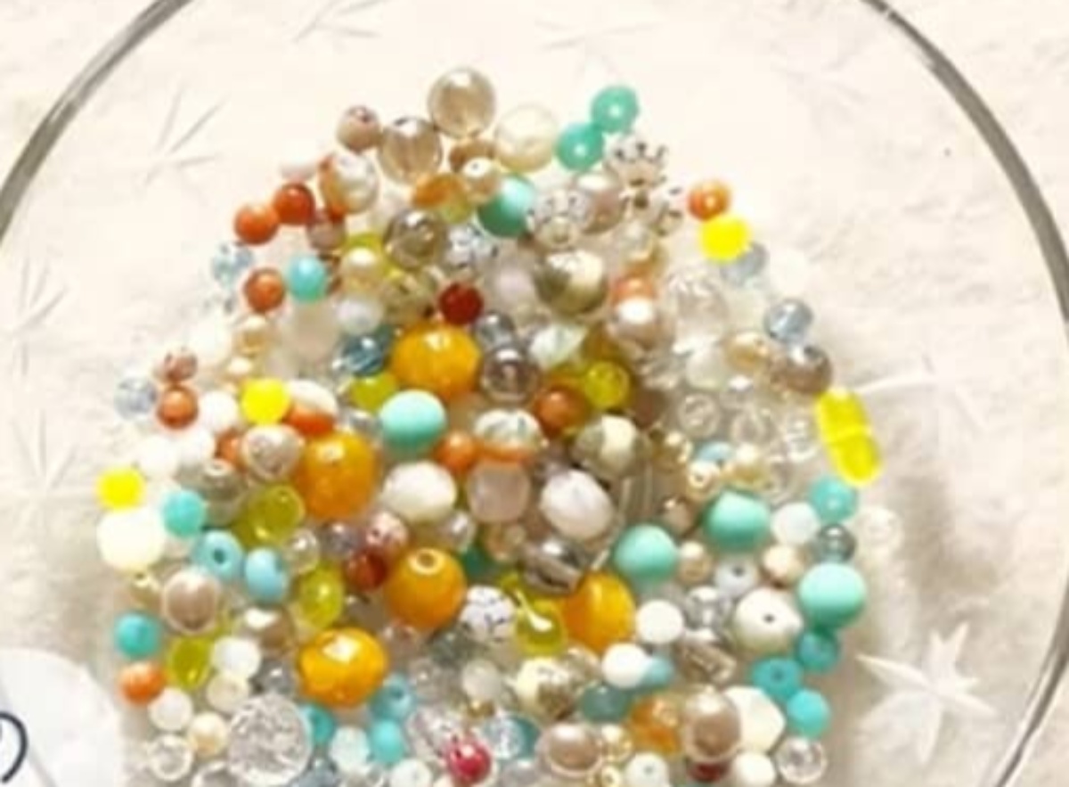ビーズ140個を糸に通し、かぎ針でコツコツ編むと……　“夏を先取り”な完成品に「素敵なアイデア」「こんな活かし方が」（1/3） | ハンドメイド ねとらぼ