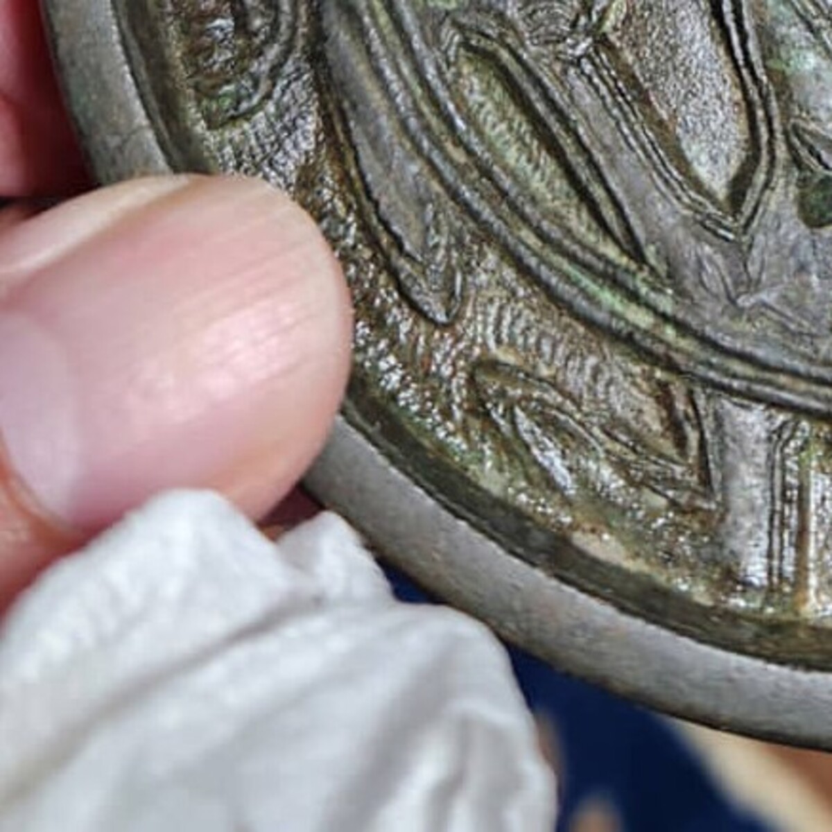 汚れがひどい実家の神棚→掃除中に出てきたのは……　「これ博物館レベルでは」“まさかのお宝”に「歴史的価値高そう」（1/2） | ライフスタイル ねとらぼ