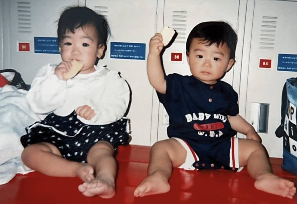 お互いの兄・姉も幼なじみ。2週間違いで生まれた2人は習い事などで月に数度会う間柄だったのだとか