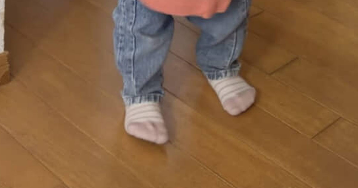 2歳娘に「アイス買いに行く？」と聞いたら、次の瞬間……　まさかの姿に「ハーゲンダッツ箱買いしたるわ」「サーティワン貸し切るしか」（1/2） | 育児 ねとらぼ