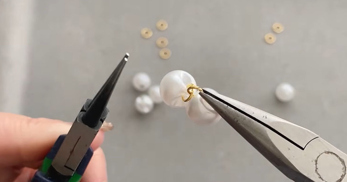 ダイソーの鈴丸ビーズに丸カンを通し、つなげると……　完成した“高見えアイテム”に「メチャクチャ可愛い」「やってみたくなった」（1/3） | ハンドメイド ねとらぼ