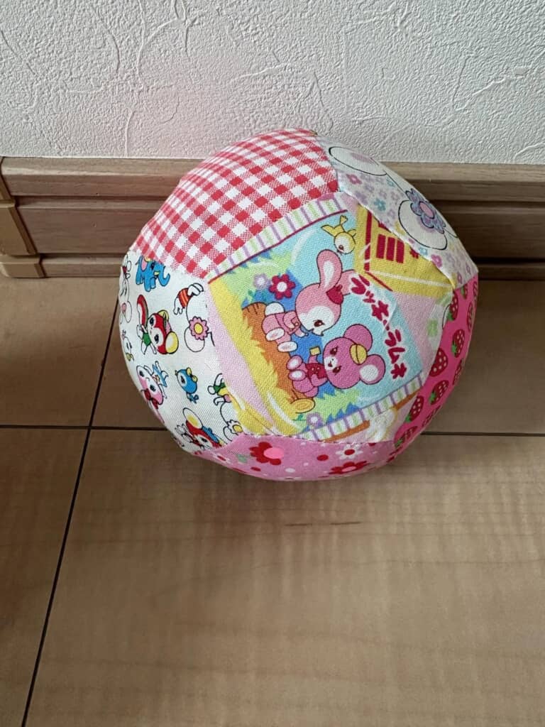 パッチワークがかわいい布ボール