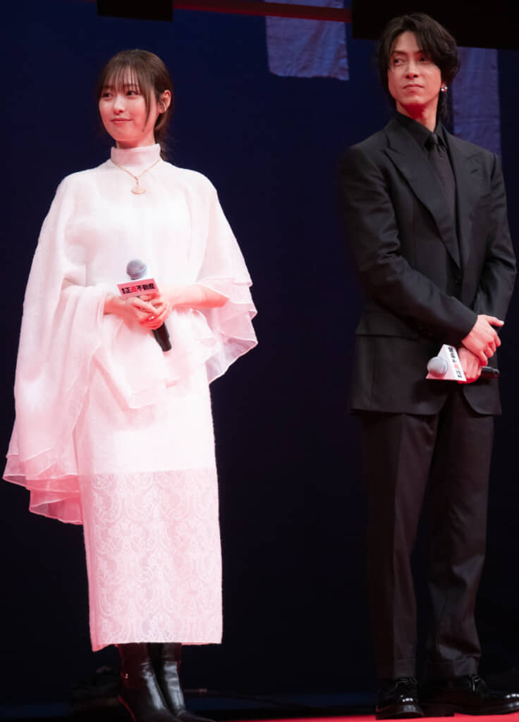 福原遥、山下智久の全身ショット　（編集部撮影）