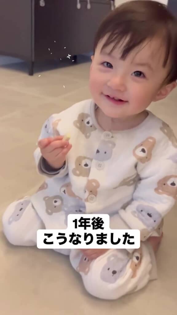 うれしそうにおやつを食べるふーちゃん