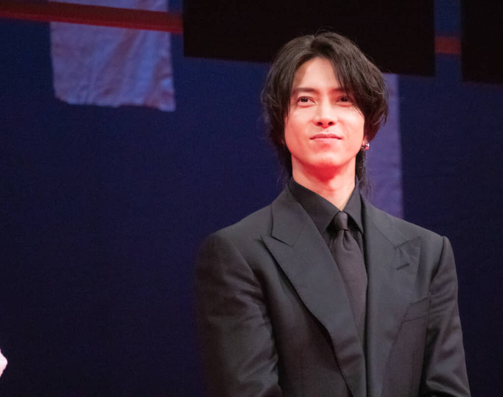 ほほ笑む山下智久