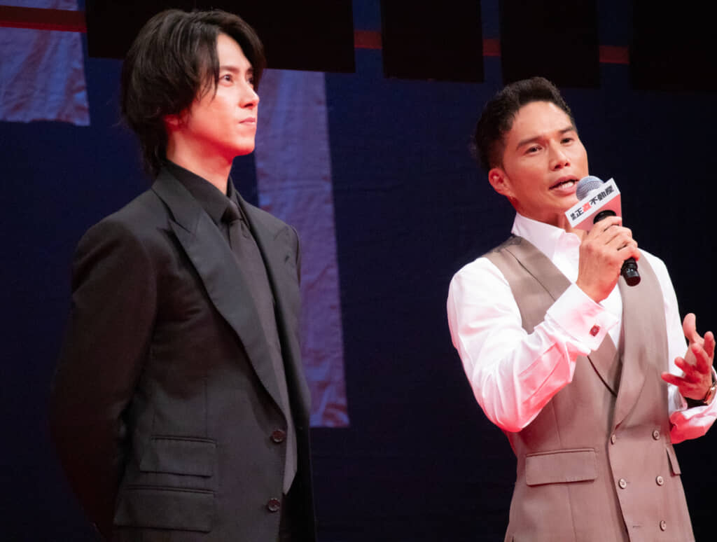 熱くコメントする市原隼人と、山下智久（編集部撮影）