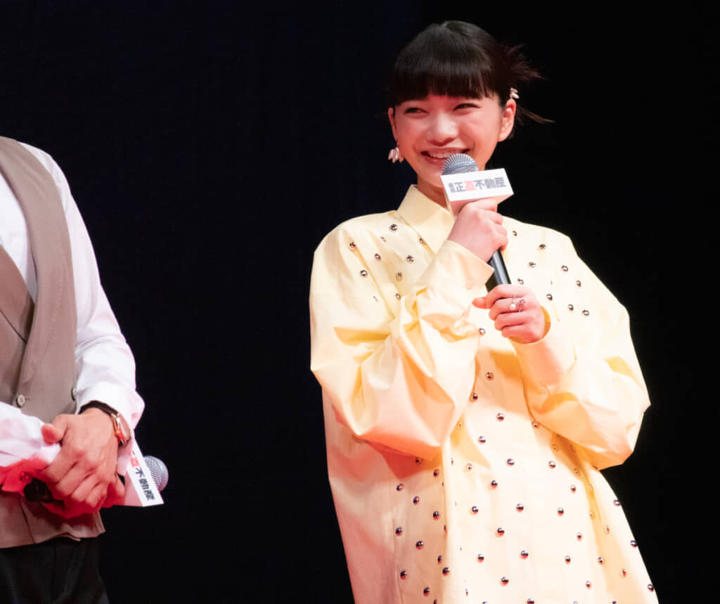 
笑顔でコメントする見上愛