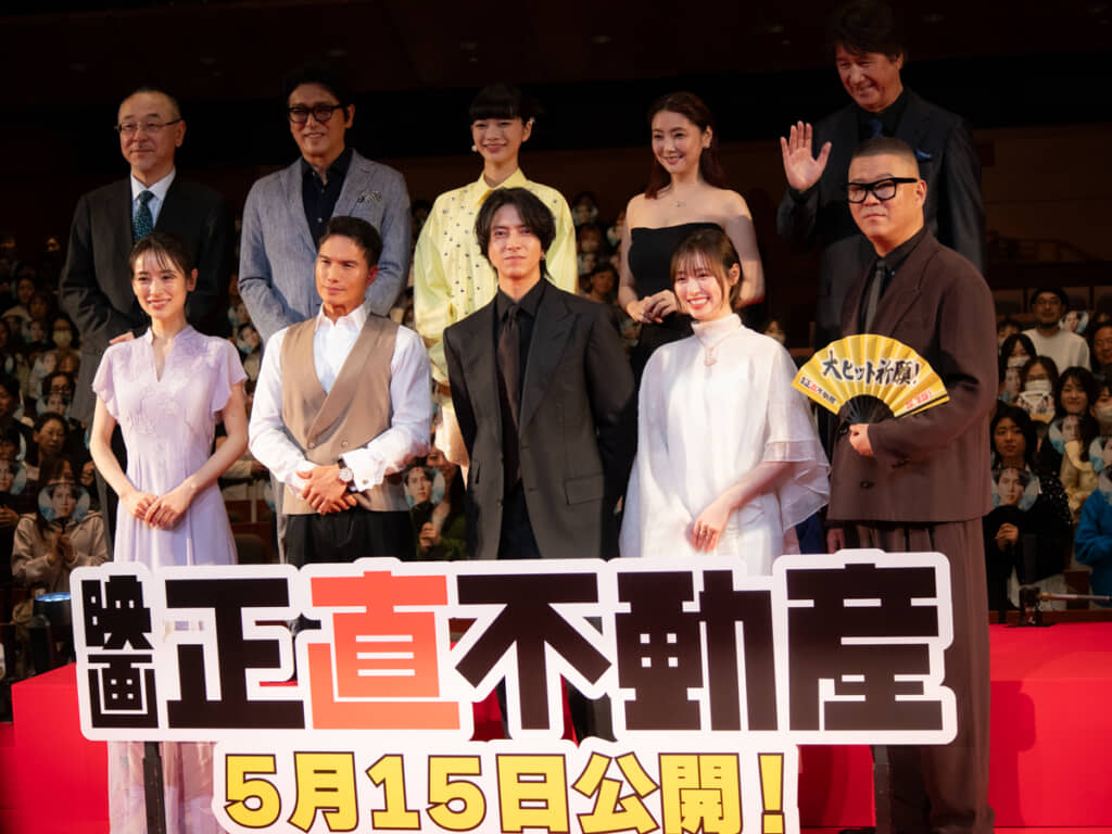 （後列左から）川村泰祐監督、高橋克典、見上愛、倉科カナ、草刈正雄　（前列左から）泉里香、市原隼人、山下智久、福原遥、長谷川忍（編集部撮影）