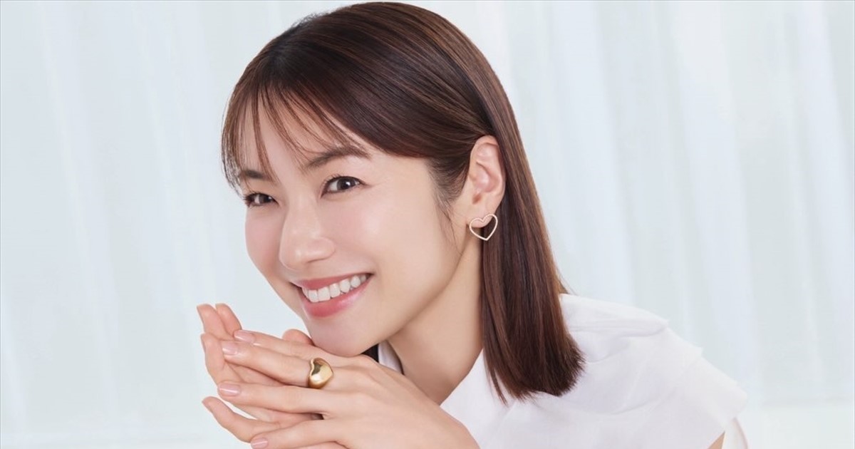 内山理名、ベビーカー押す“ママ姿”を初披露 夫・吉田栄作との第1子に