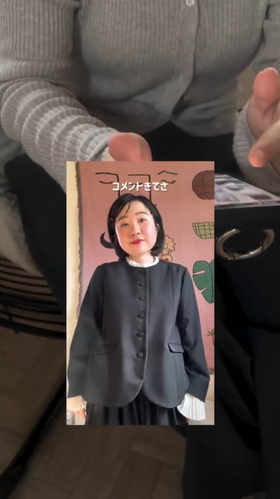 批判されたスーツ姿