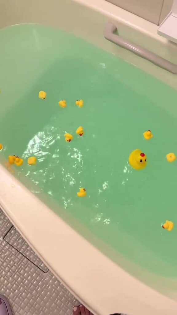 あひるのおもちゃがプカプカ浮かぶ