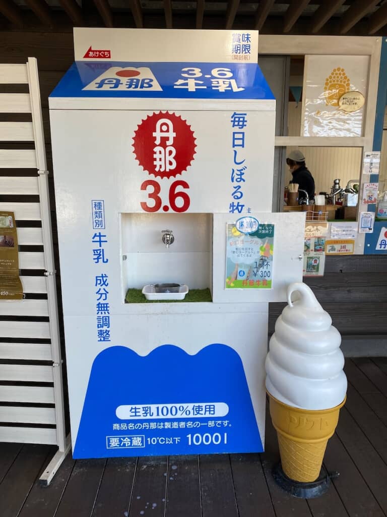 中央に蛇口が付いた大きな牛乳パック