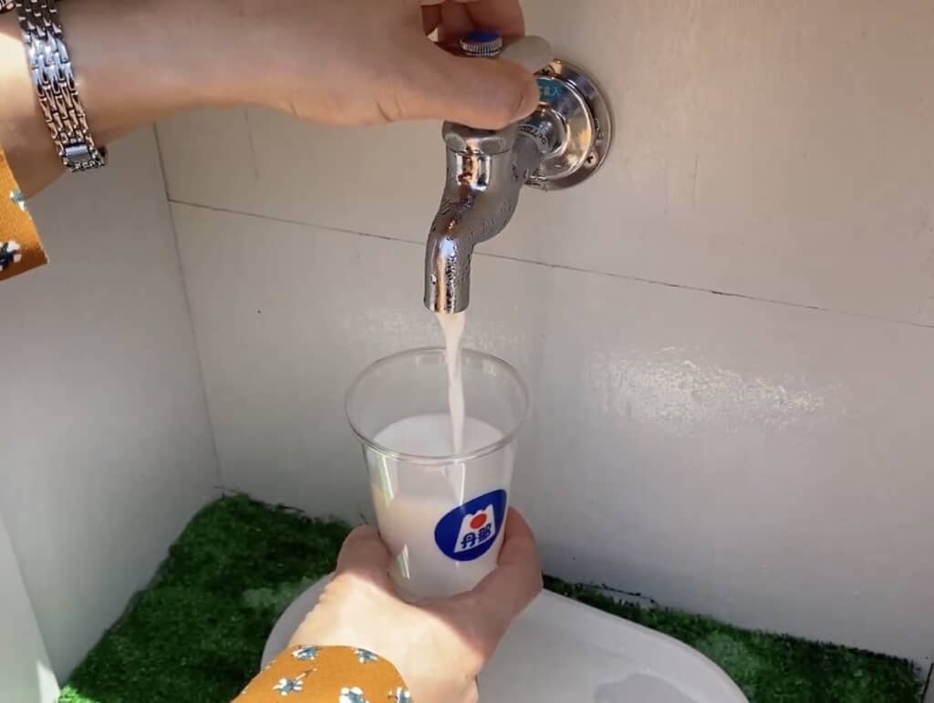 蛇口から飲むヨーグルトが！