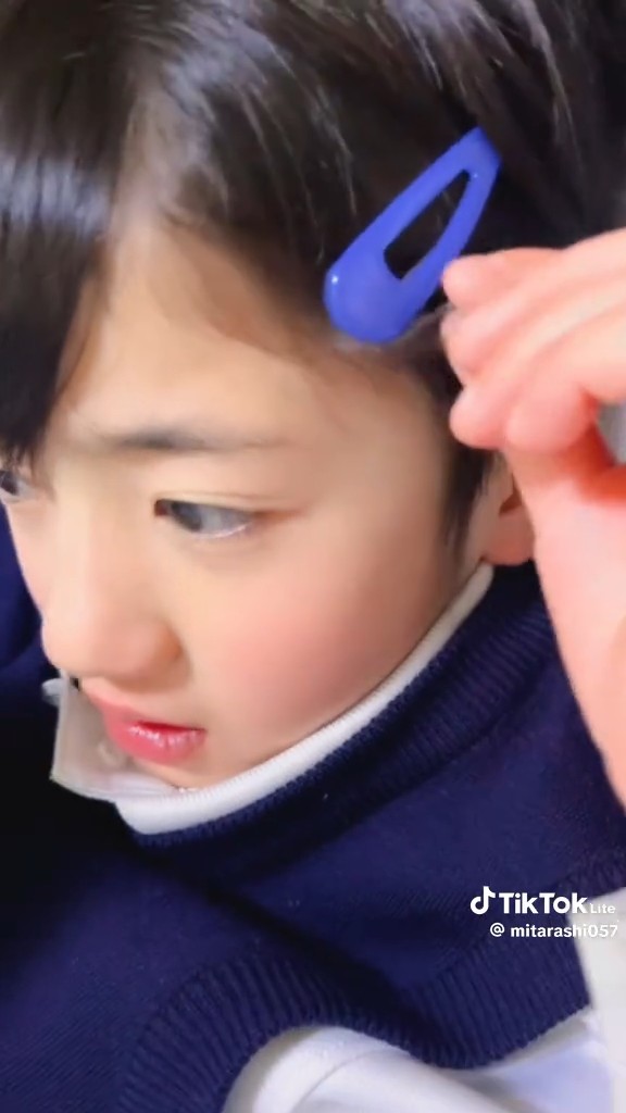 髪の毛を触るリヒトくん