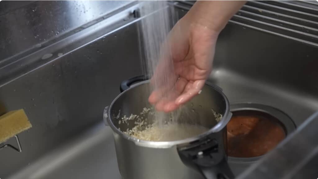 お米を鍋で炊いていきます