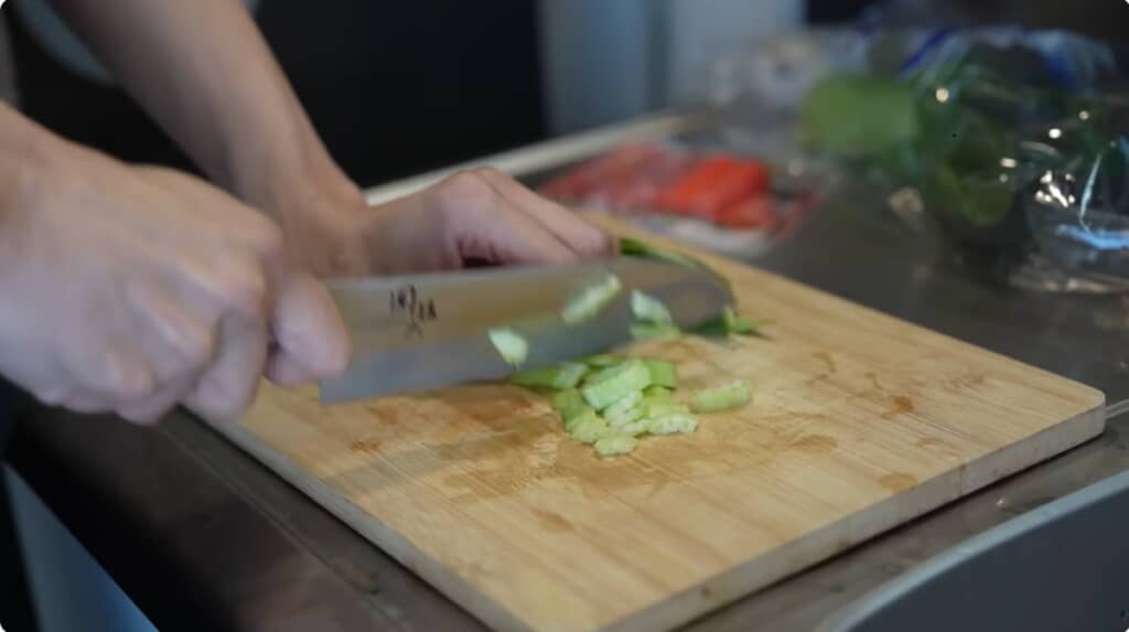 チンゲン菜を小さめにカット