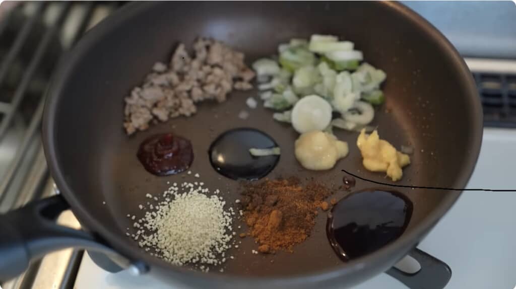 たくさんの香辛料と調味料で仕上げる麻婆えのき