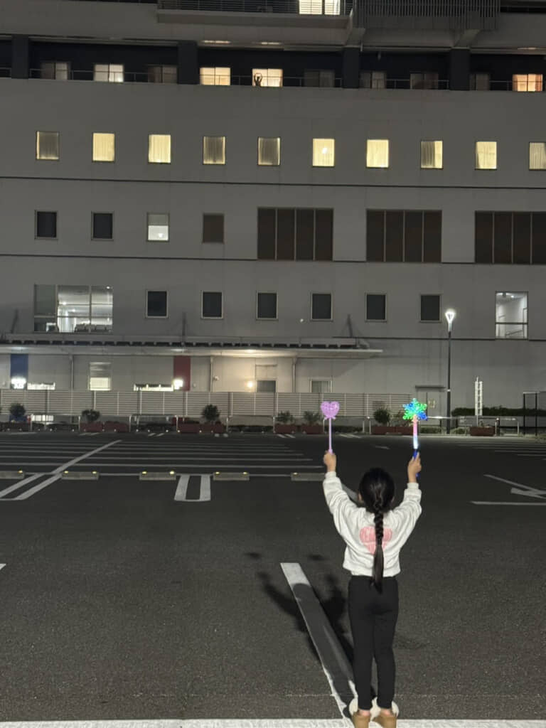 病室のママに向かって手を振ります