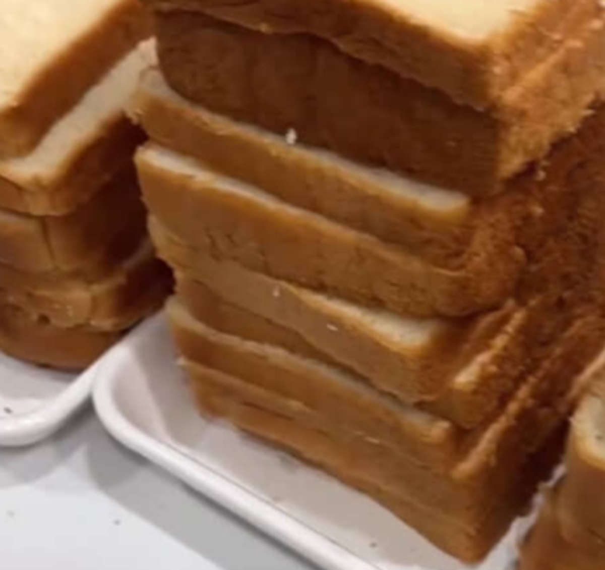 大量の食パン→「全部フレンチトーストにして」と言われたママが準備したのは…… 170万再生された光景に「天才!!」「我が家でも作りたい」(1/3) | グルメ ねとらぼ