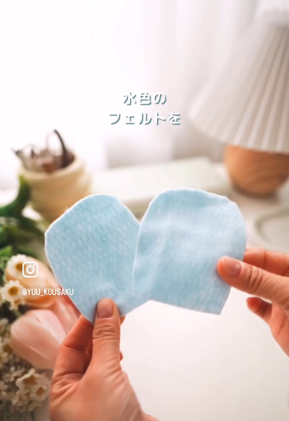 水色のフェルトを型紙に合わせてカット