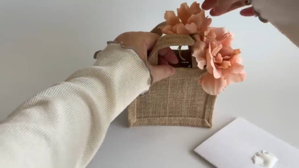 お花を順に挿していく