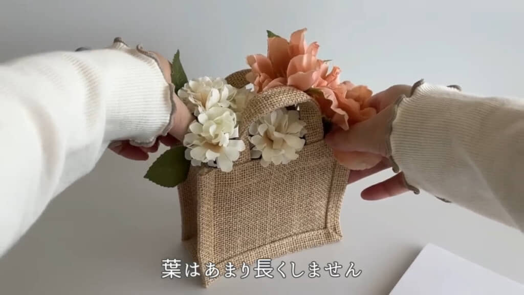 最初は前から見て葉を挿して、その後に後ろから見て整えています