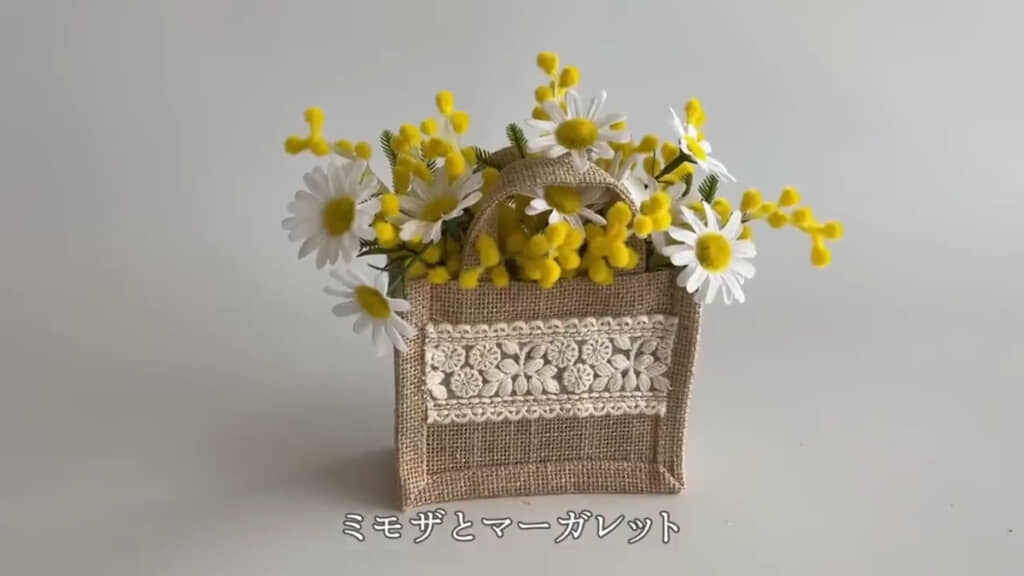 ミモザとマーガレットを使ったアレンジ