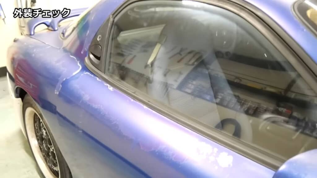 塗装が劣化している青い車体の「RX-7 FD3S」