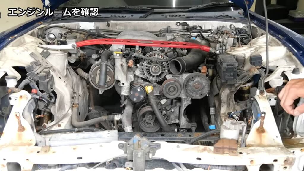 部品が欠けているため、ロータリエンジンがよく見えるエンジンルーム
