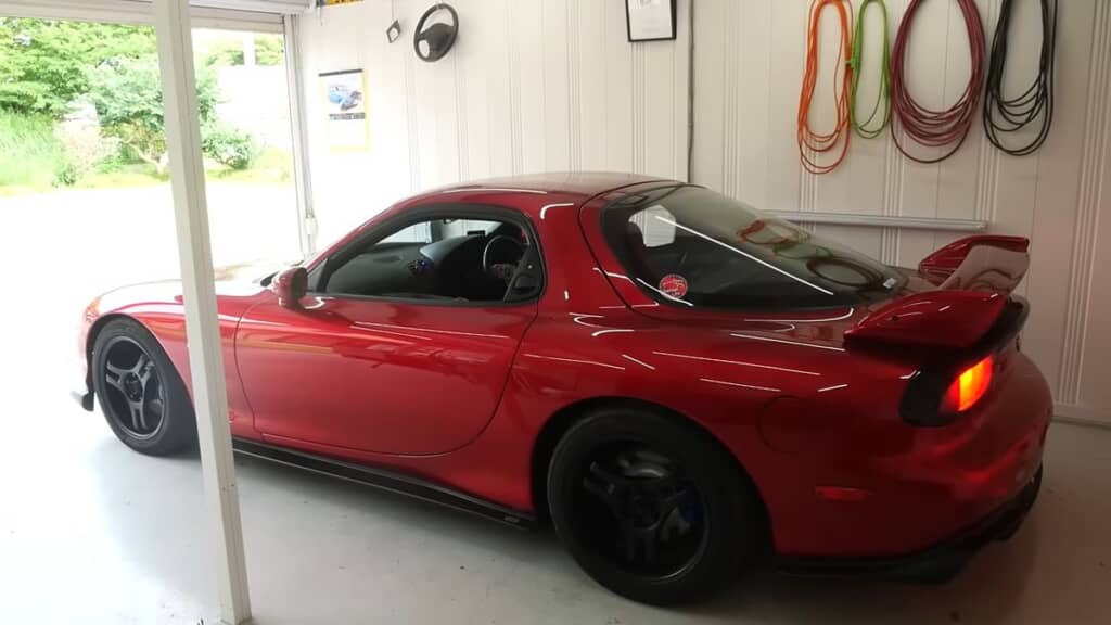 プレゼントしてもらったRX-7を起動させる妻