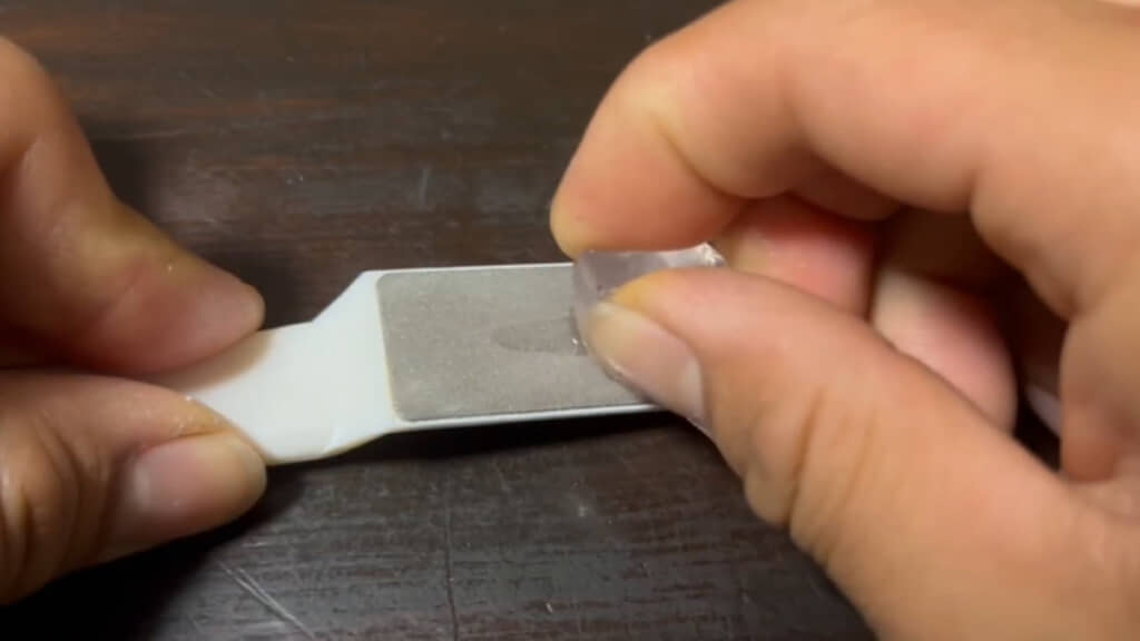 シャープナーに石を当ててひたらすら磨いて面を作っていく