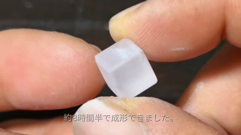 約8時間半かけてサイコロの形に……！
