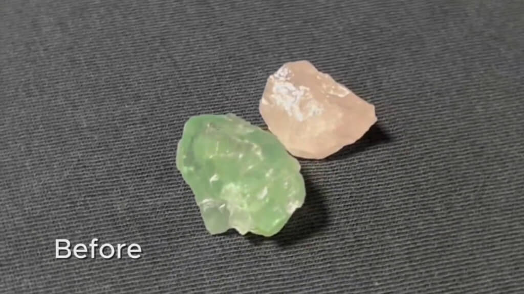 ローズクォーツ（右）とフローライト（左）のビフォー