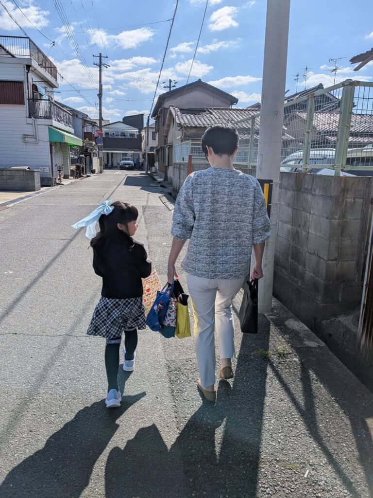 妻の着ている服は……