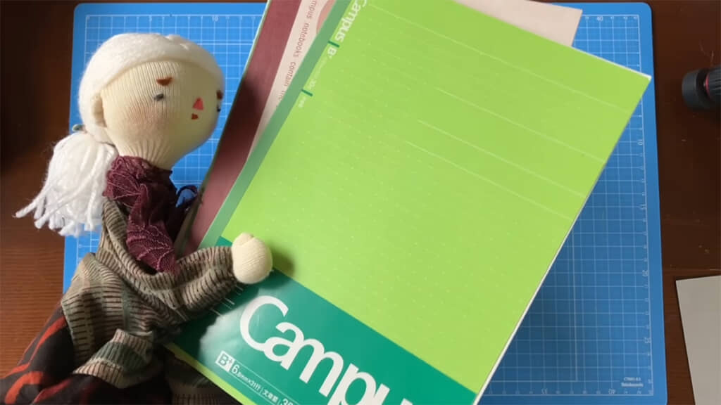 4冊のノートを、1冊の厚いノートにリメイクします