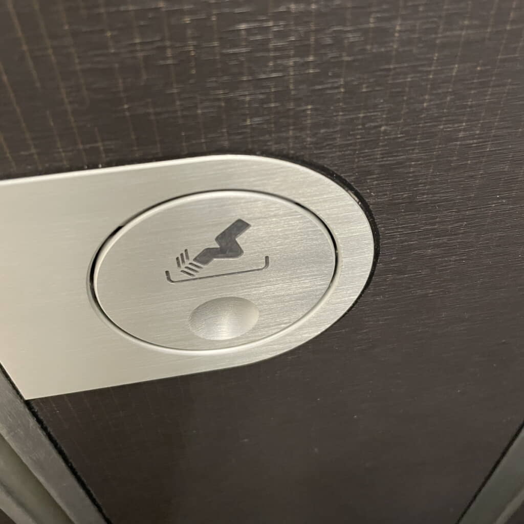 灰皿のピクトグラムに見えますが……？
