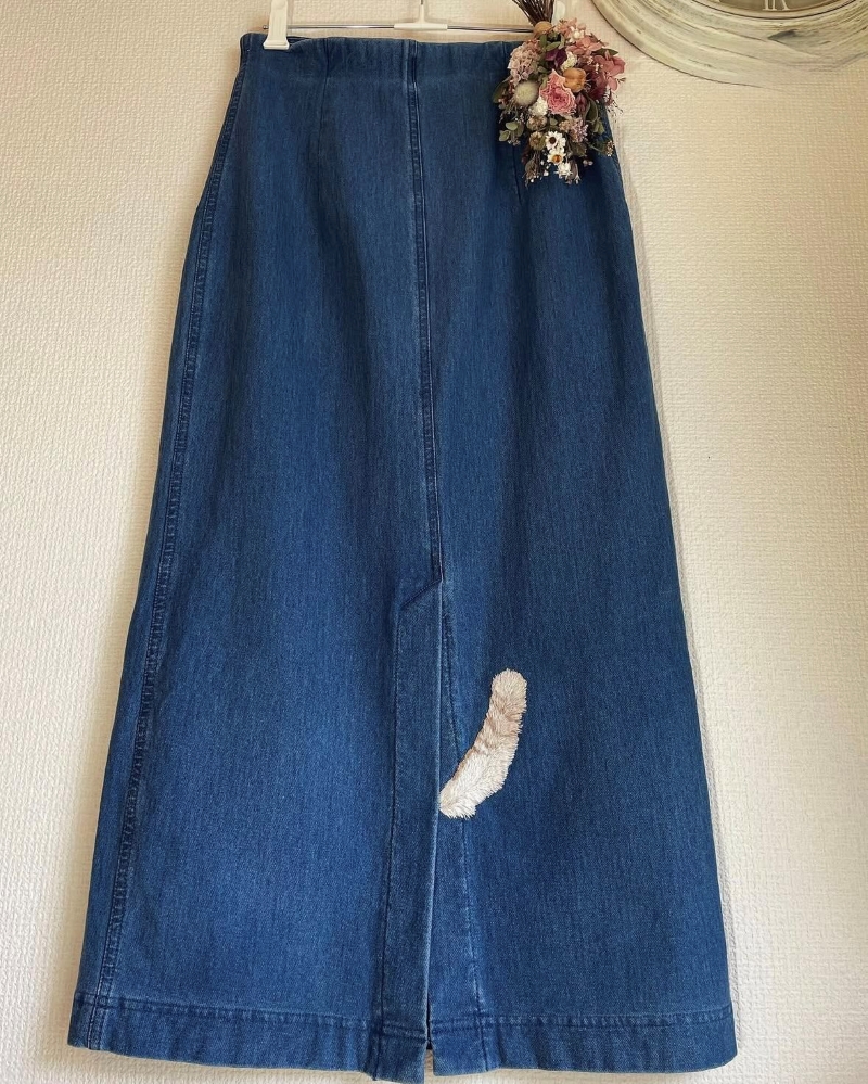 後ろ側にはピンと立ったしっぽ