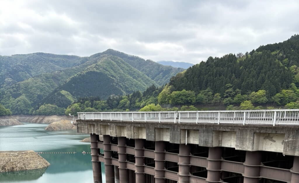 小河内ダムで写真を撮ったところ……