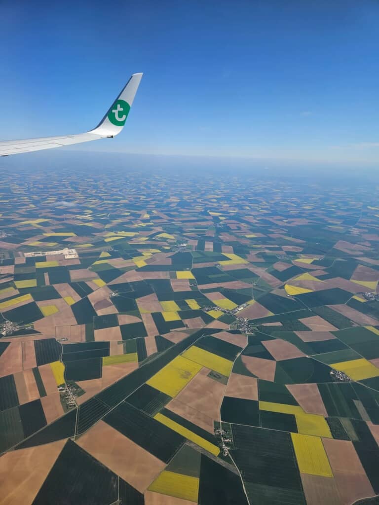 飛行機から見た地上の風景
