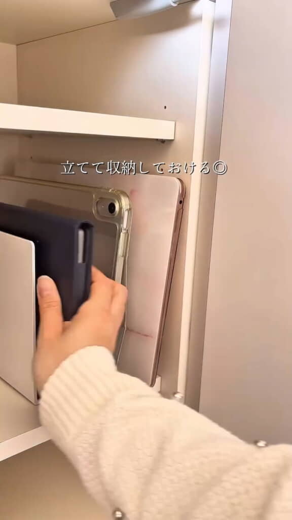 タブレットを立てて収納できる