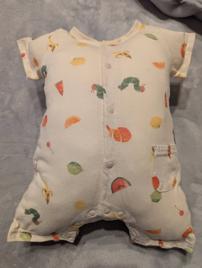 子ども服がクッションに