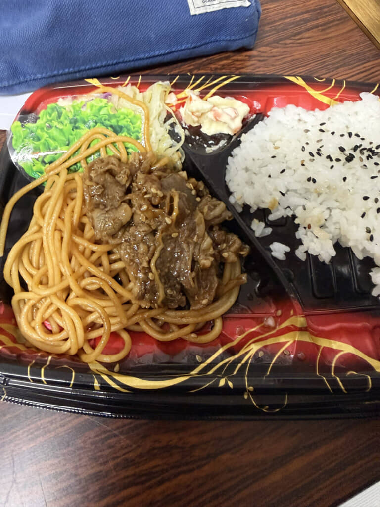 赤茶の中にワンポイントの緑が映えるお弁当。でもこのサラダ菜、ちょっと光沢が不自然……？
