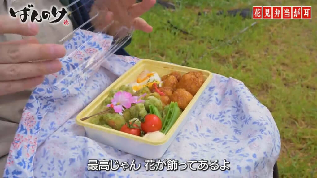 うんちゃんさんが作ったもう1つのお弁当。お花見らしい花の飾りもすてきですね