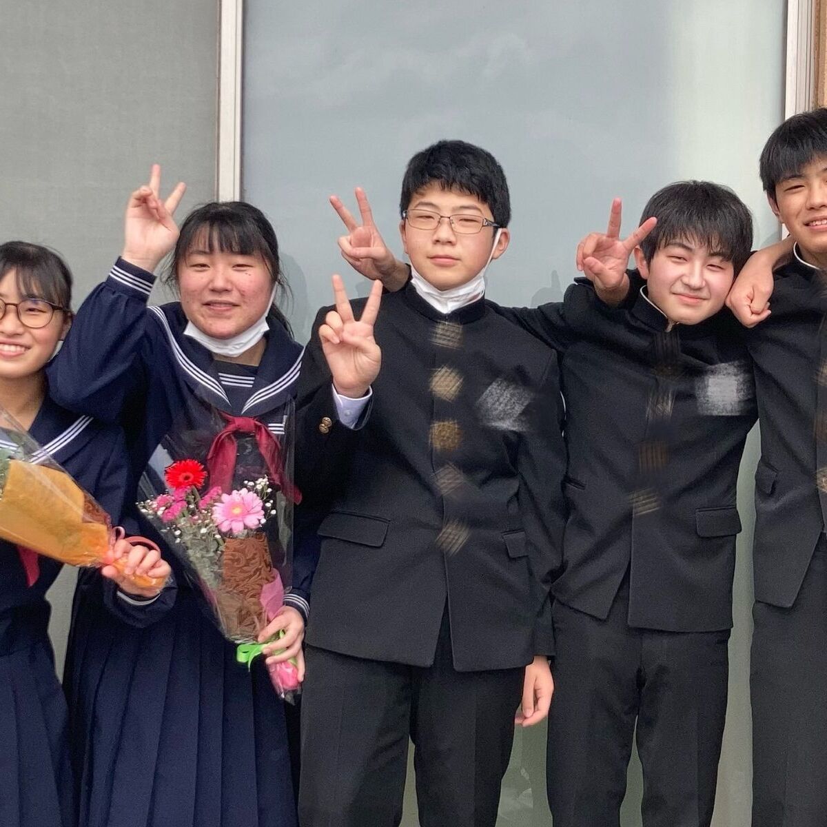 中学の卒業式、制服姿で並ぶ5人が4年後……　まさかの大変身に「リアルプロポーズ大作戦」「全員垢抜けてるのもすごい」と745万表示 | ライフスタイル ねとらぼ