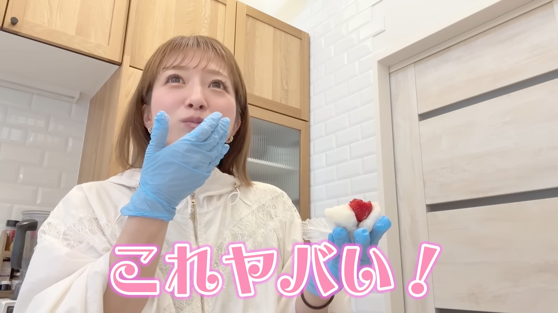 実食する辻さん（画像はYouTubeから）